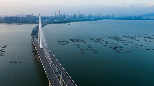 A China é conhecida por suas megaestruturas, como a Ponte Hong Kong-Zhuhai-Macau, a maior ponte marítima do mundo com 6,7 quilômetros