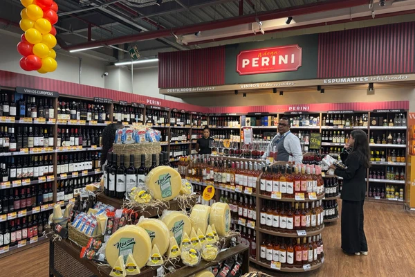 Adega Perini: mais de 1.200 rótulos de vinhos e espumantes de 11 países, 