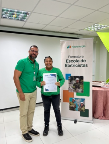 Além de formar mão de obra qualificada, a iniciativa incentiva a equidade de gênero no setor elétrico por  Divulgação / Neoenergia Coelba