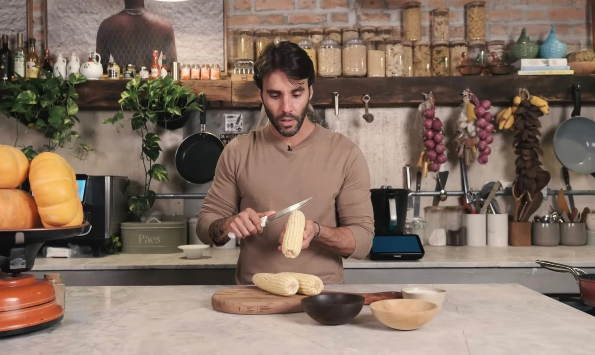 Aprenda passo a passo do mingau de milho de  por Reprodução/Youtube