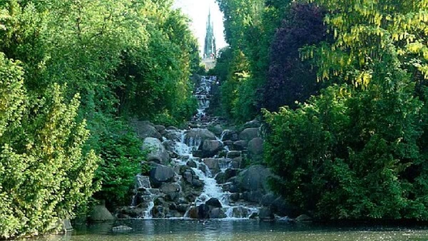 Cachoeira artificial do Viktoriapark desce por rochas no bairro de Kreuzberg, em Berlim por Eisenacher / Wikimedia Commons