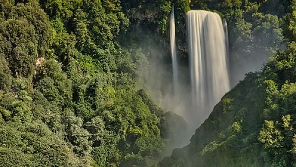 Cascata delle Marmore tem queda total de 165 metros na região da Úmbria, na Itália por Juhász Balázs / Wikimedia Commons
