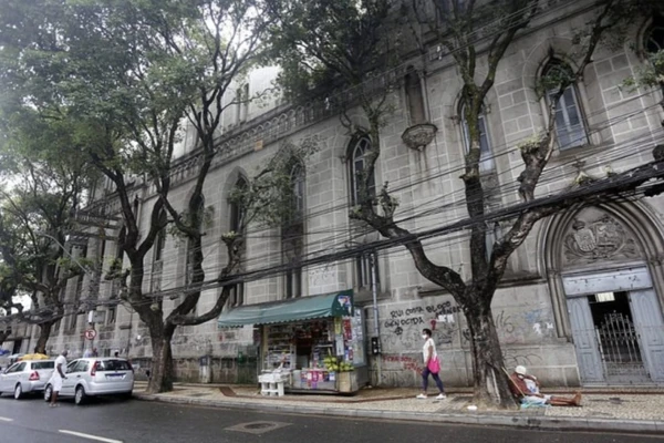 Colégio Nossa Senhora das Mercês, localizado na Avenida Sete de Setembro