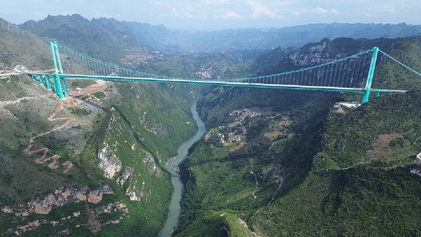 Dessa maneira, a Ponte do Grande Cânion de Huajiang transformou um simples descarte de água em uma bela atração visual