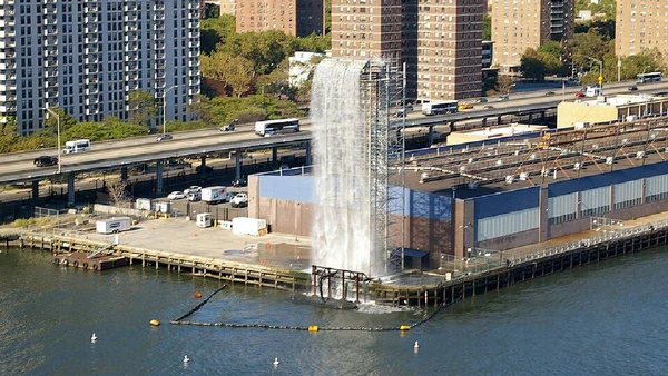 Instalação de Olafur Eliasson levou cachoeiras artificiais à orla de Nova York em 2008 por N-Lange.de / Wikimedia Commons