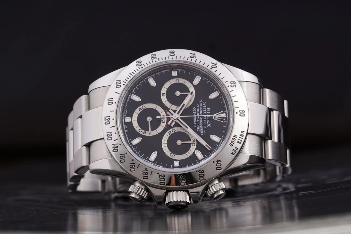 Livro sobre a Rolex mergulha em um universo em que engenharia, precisão técnica e construção de desejo caminham lado a lado