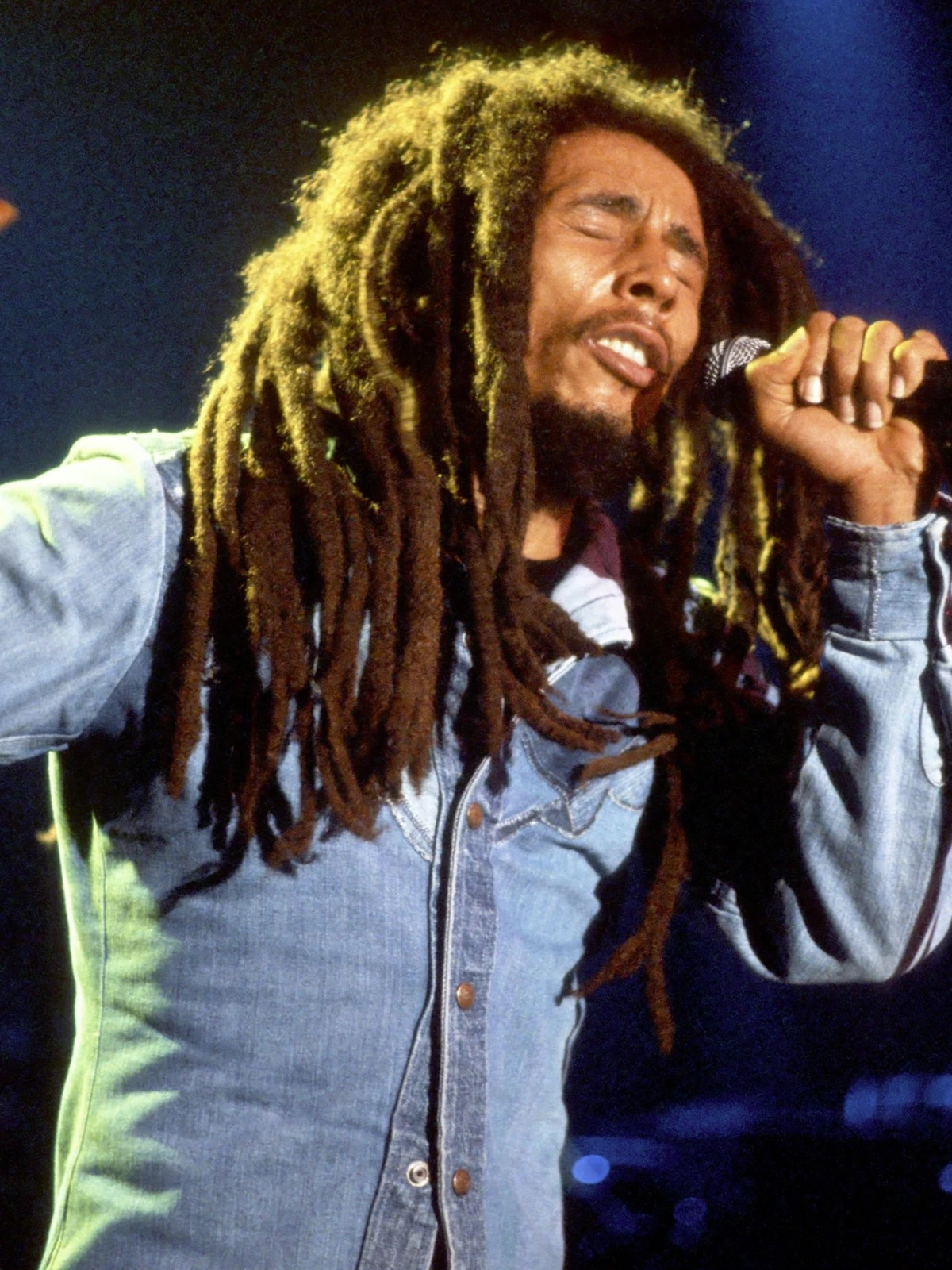 Marley sobreviveu a uma tentativa de assassinato em 1976 e voltou aos palcos poucos dias depois. por Reprodução