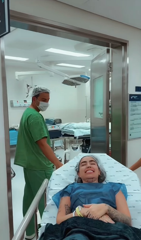 MC Mirella fez combo de cirurgias por Reprodução/Instagram