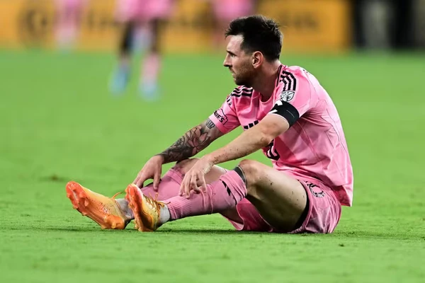 Messi sentiu dor na coxa
