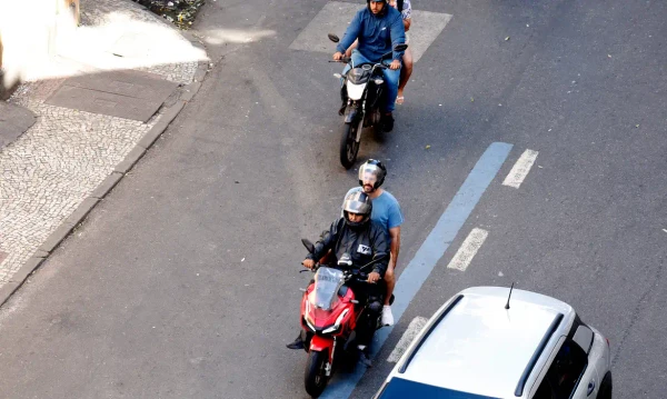 Motociclistas de aplicativos transitam pelas ruas do centro do Rio