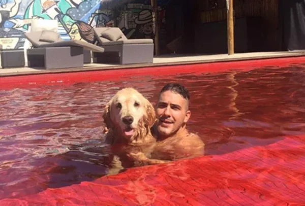 Piscina vermelha e área gourmet chamam atenção na cobertura luxuosa de André Marques no Rio por Reprodução
