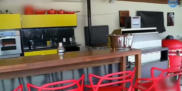 Piscina vermelha e área gourmet chamam atenção na cobertura luxuosa de André Marques no Rio por Reprodução