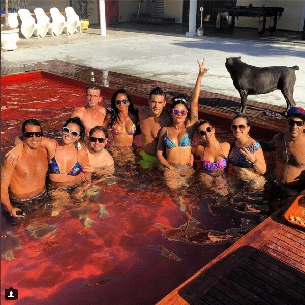 Piscina vermelha e área gourmet chamam atenção na cobertura luxuosa de André Marques no Rio por Reprodução