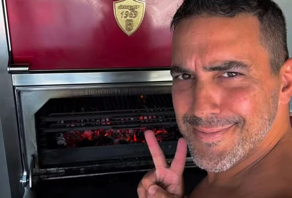 Piscina vermelha e área gourmet chamam atenção na cobertura luxuosa de André Marques no Rio por Reprodução