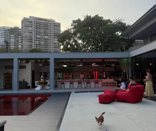 Piscina vermelha e área gourmet chamam atenção na cobertura luxuosa de André Marques no Rio por Reprodução