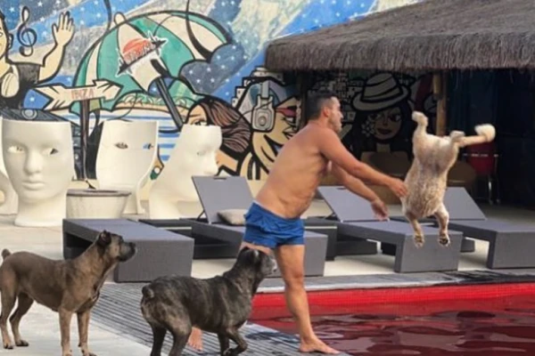Piscina vermelha e área gourmet chamam atenção na cobertura luxuosa de André Marques no Rio por Reprodução