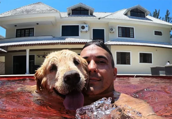 Piscina vermelha e área gourmet chamam atenção na cobertura luxuosa de André Marques no Rio por Reprodução