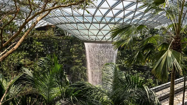 Rain Vortex tem queda de 40 metros dentro do Jewel Changi Airport, em Singapura por Mike Peel / Wikimedia Commons