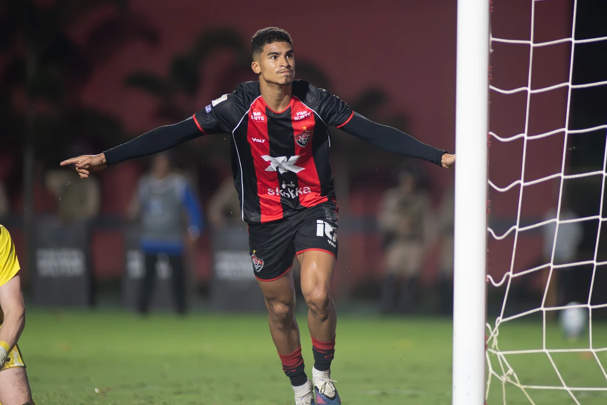 Renê em ação pelo Vitória