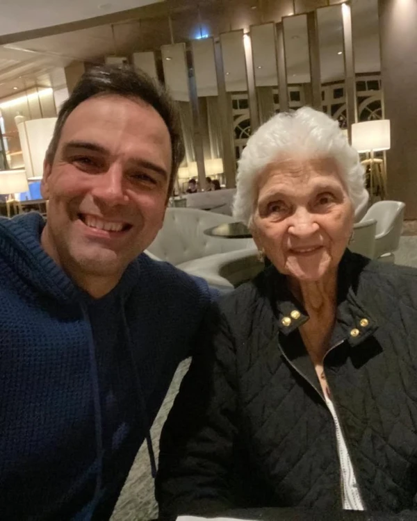 Tadeu Schmidt emocionou a web ao lamentar a morte da mãe, Dona Janira, aos 92 anos por Reprodução0000