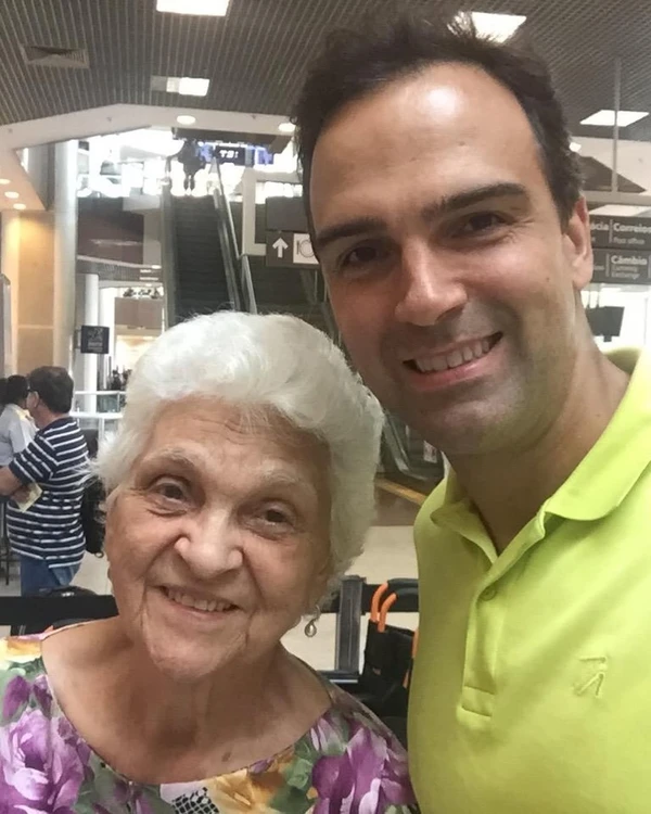 Tadeu Schmidt emocionou a web ao lamentar a morte da mãe, Dona Janira, aos 92 anos por Reprodução0000