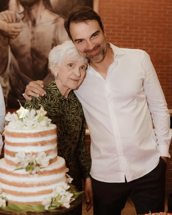 Tadeu Schmidt emocionou a web ao lamentar a morte da mãe, Dona Janira, aos 92 anos por Reprodução0000
