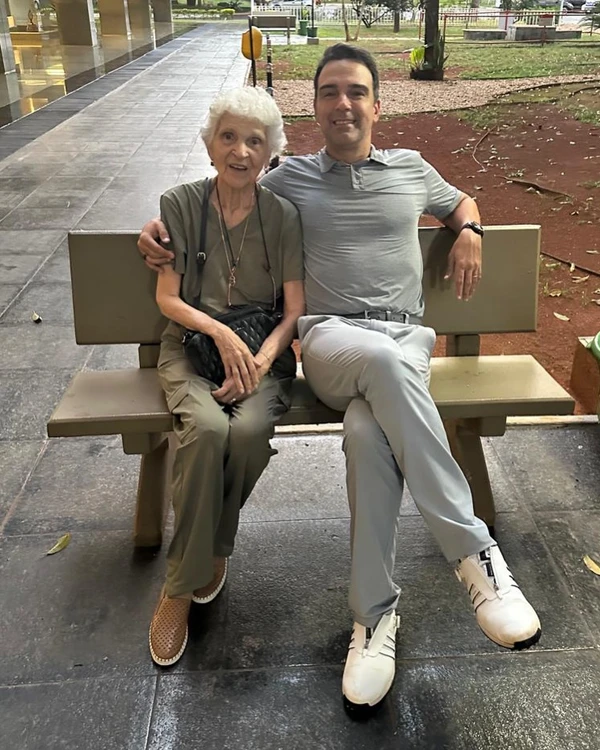 Tadeu Schmidt emocionou a web ao lamentar a morte da mãe, Dona Janira, aos 92 anos por Reprodução0000