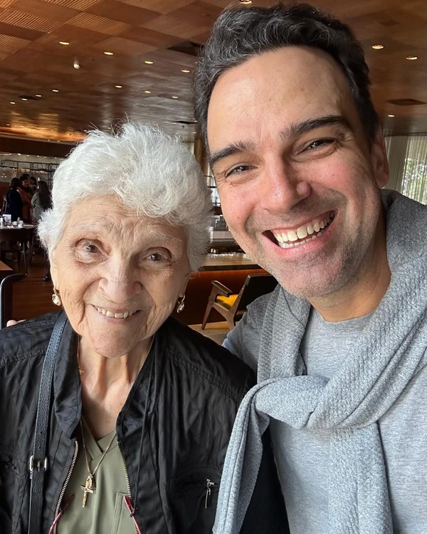 Tadeu Schmidt emocionou a web ao lamentar a morte da mãe, Dona Janira, aos 92 anos por Reprodução0000