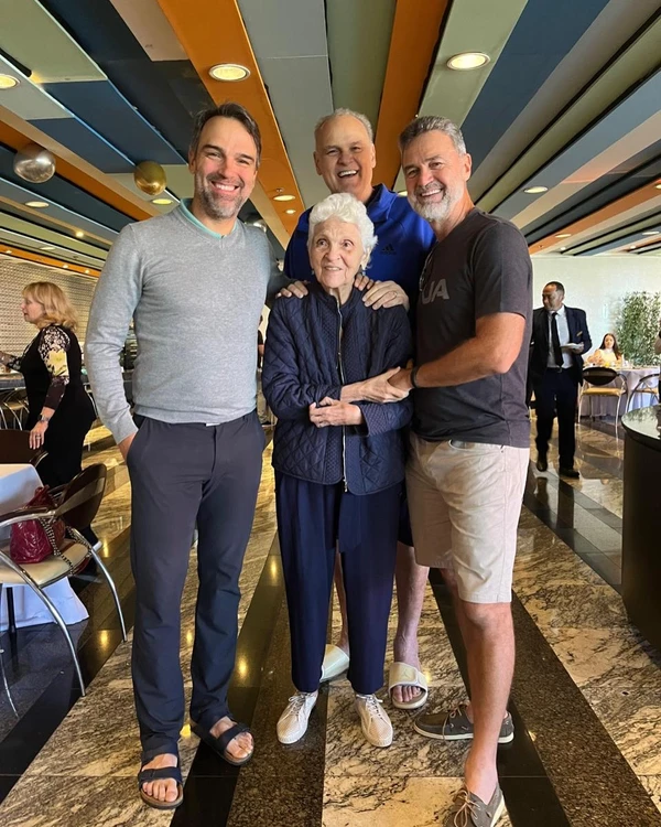 Tadeu Schmidt emocionou a web ao lamentar a morte da mãe, Dona Janira, aos 92 anos por Reprodução0000