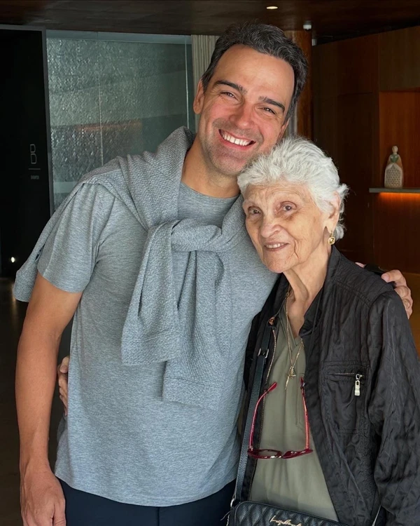 Tadeu Schmidt emocionou a web ao lamentar a morte da mãe, Dona Janira, aos 92 anos por Reprodução0000