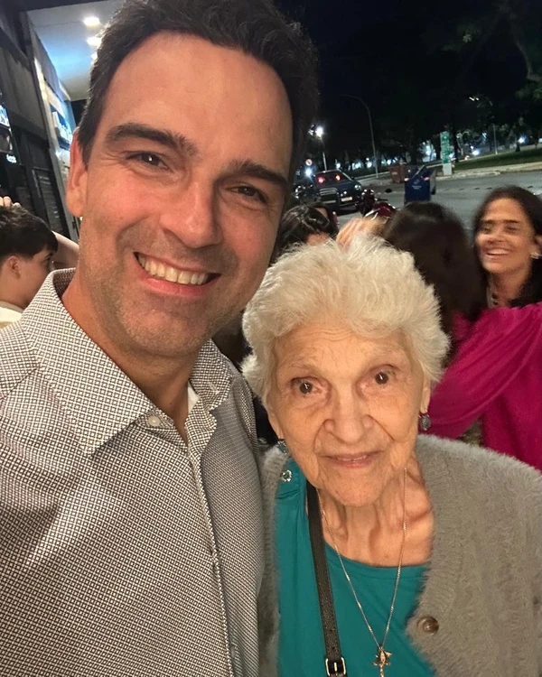 Tadeu Schmidt emocionou a web ao lamentar a morte da mãe, Dona Janira, aos 92 anos por Reprodução0000