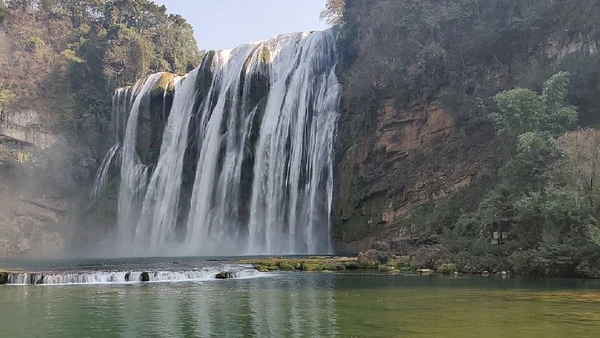 Um dos maiores chamarizes da região é a Cachoeira Huangguoshu