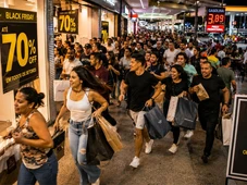 Imagem - Corrida às promoções: lojas e postos dão descontos de até 70% nesta quinta; saiba como funciona