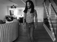 Imagem - Com 62 anos, Lenny Kravitz mantém abdômen definido e parecer 20 anos mais jovem com segredo do avô
