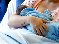 Imagem - Nova lei reduz prazo do salário-maternidade para domésticas, rurais e MEIs; veja quem tem direito