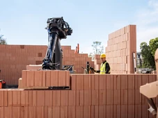 Imagem - Fim dos pedreiros? Máquina inteligente faz serviço de 6 trabalhadores, usa cola ao invés e cimento e funciona até na chuva