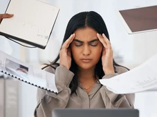 Imagem - Nova regra sobre saúde mental no trabalho entra em vigor e prevê multas de até R$ 44 mil para empresas de todos os tamanhos