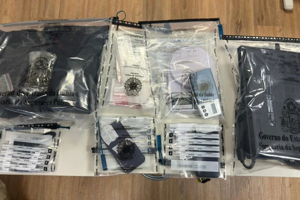 A polícia encontrou um quilo de maconha do tipo “gourmet”, distribuído em dois sacos grandes e quatro porções menores, além de duas balanças de precisão e um aparelho celular no apartamento do suspeito
