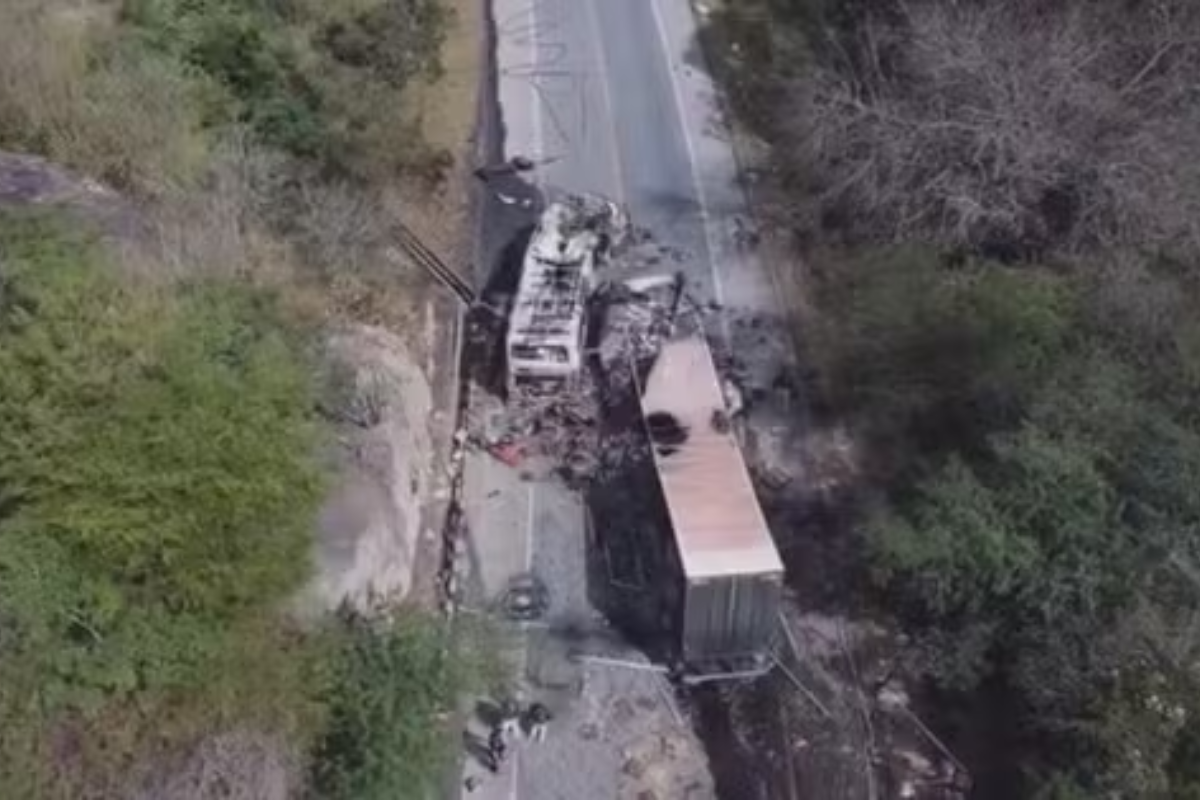 Acidente deixou veículos destruídos por Reprodução