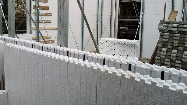 Canteiro de obra utilizando bloco de ICF por Giuliastully / Wikimedia Commons