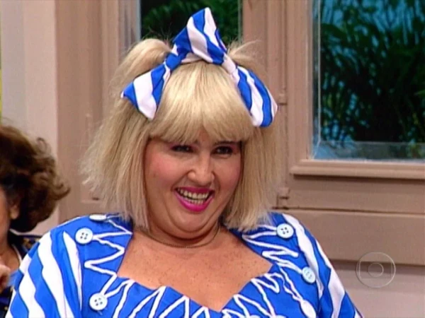 Claudia Jimenez como Dona Cacilda na Escolinha do Professor Raimundo por Reprodução