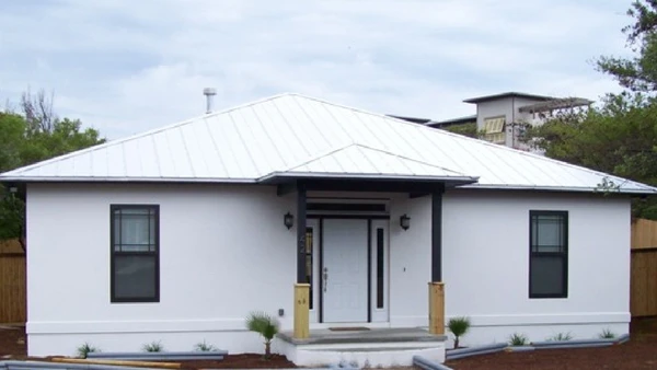 Exterior de uma casa construída com ICF (Formas de Concreto Isolante) já finalizada. O paisagismo e o acabamento externo ainda estão em andamento por Mikeog39 / Wikimedia Commons