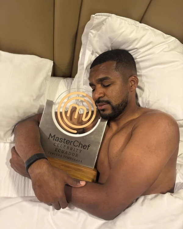 Frickson Erazo trocou os gramados pela cozinha e venceu o MasterChef Celebrity no Equador por Divulgação