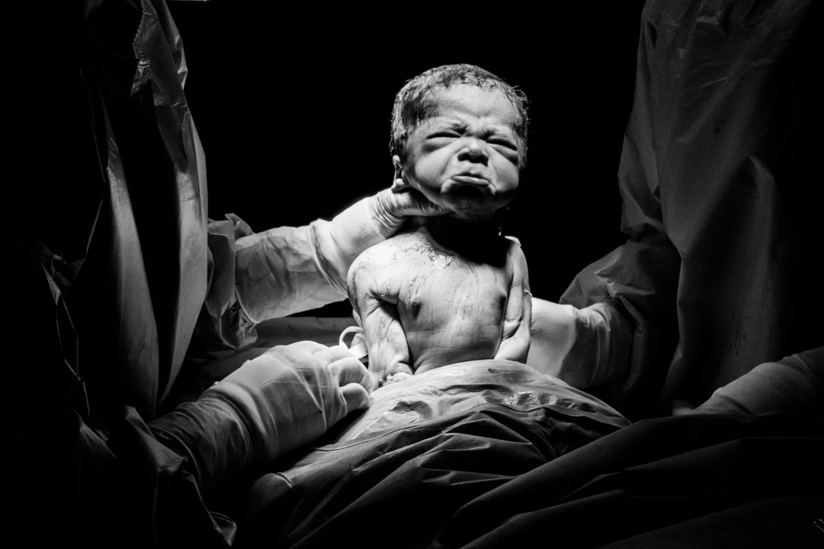 Lore Improta e Léo Santana compartilharam primeiros registros do nascimento de Levi em Salvador por @renatacasalifotografia