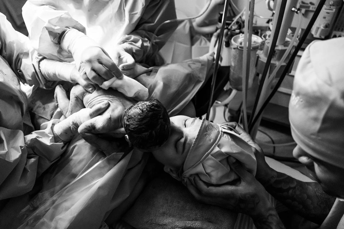 Lore Improta e Léo Santana compartilharam primeiros registros do nascimento de Levi em Salvador por @renatacasalifotografia
