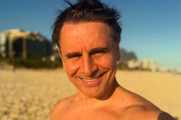 Murilo Rosa interpreta o médico Tomás Monteiro em 