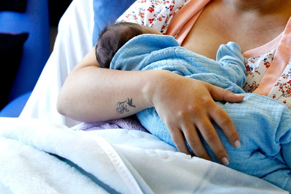 O salário-maternidade garante renda por 120 dias a seguradas em casos de parto ou adoção