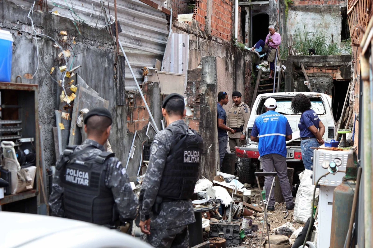 Operação interdita ferros-velhos em Salvador