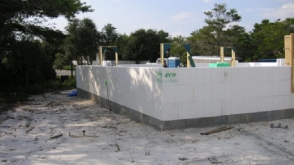 Os blocos ICF foram empilhados em várias camadas, e as esquadrias das janelas e portas também foram construídas. O concreto será despejado assim que todas as paredes estiverem erguidas com os blocos ICF e, em seguida, escoradas por Mikeog39 / Wikimedia Commons