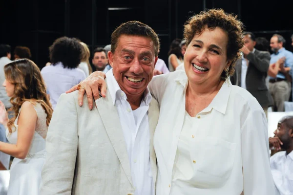 Paulo Silvino posa ao lado de Claudia Jimenez durante gravação da mensagem de fim de ano da Globo em 2014 por Renato Rocha Miranda/Globo